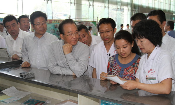 2012年9月2日，温家宝总理在喀什地区第一人民医院.JPG