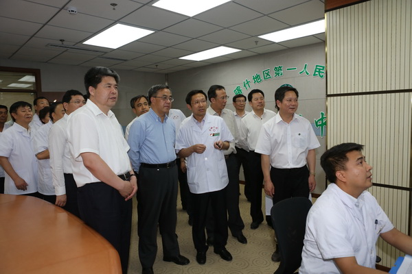 2014年6月23日，中央政治局委员、广东省委书记胡春华同志在喀什地区第一人民医院远程会诊中心观看该院与南方医院进行远程会诊.jpg